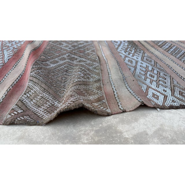 Pink 1980s Moroccan Kilim Vintage Rug - 4'11" X 9'0" Ft For Sale - Image 8 of 9