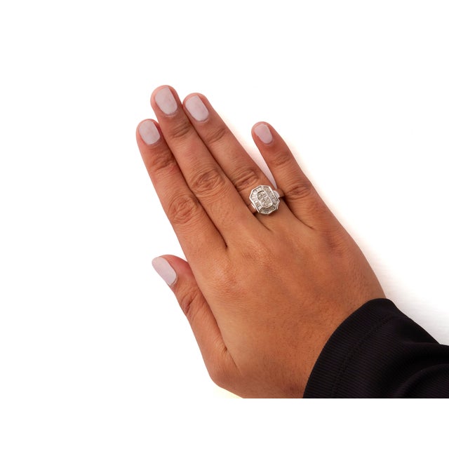 Early 21st Century 14K White Gold 1.00 Cttw Baguette and Princess-Cut Diamond Cocktail Art Deco Style Ring (H-I Color, SI1-SI2 Clarity) - Size 7 For Sale - Image 5 of 6
