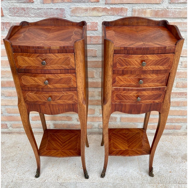 Late 19th Century Description Pair of French Walnut Bedside Tables Adorned with Fine Louis XV Mar For Sale In Miami - Image 6 of 18