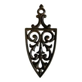 Early 20th Century Griswold Cast Iron Trivet With Ornate Scrollwork For Sale