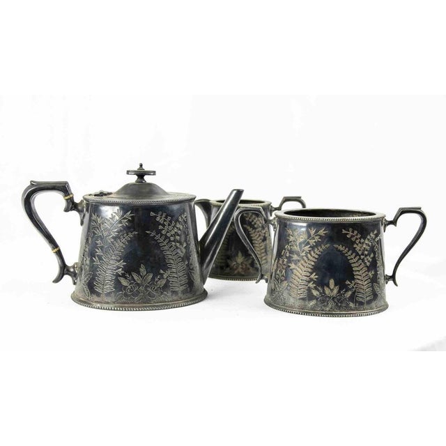 Sheffeld tea set is an original decorative set of objects realized in the half of the 20th century. Chiseled silverplate....
