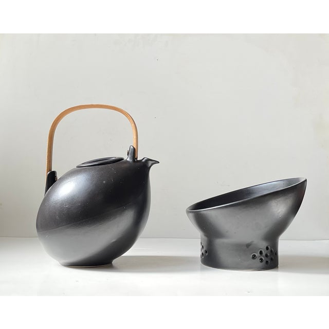 Contemporary Danish Minimalist Black Teapot and Warmer by Per Rehfeldt for Søholm, 1990s, Set of 2 For Sale - Image 3 of 8