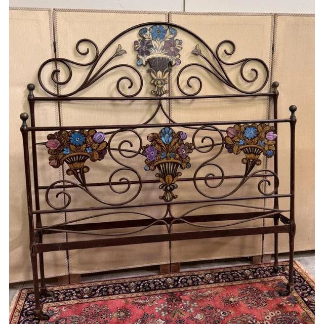 Large Venetian bed in iron and cast iron from the Art Nouveau period with polychrome decorations bouquets and cornucopias...