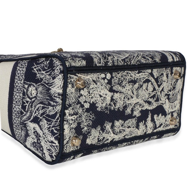 Navy Canvas Toile De Jouy Embroidered Medium Lady D-Lite For Sale In New York - Image 6 of 9