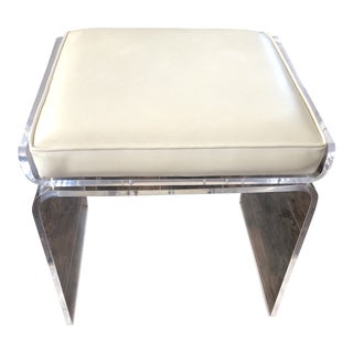 1970s Mid-Century Modern Lucite Swivel Waterfall Stool With White Leather Cushion For Sale