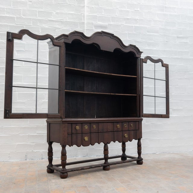 Oak cabinet - early 19th century Two doors opening onto a series of shelves. Three drawers. Lead door muntins. Interior...