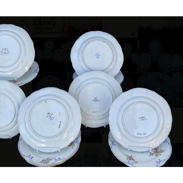 18th Century Set of 14 Hand-Painted Sèvres Porcelain Dinner Plates, 18th Century For Sale - Image 5 of 16