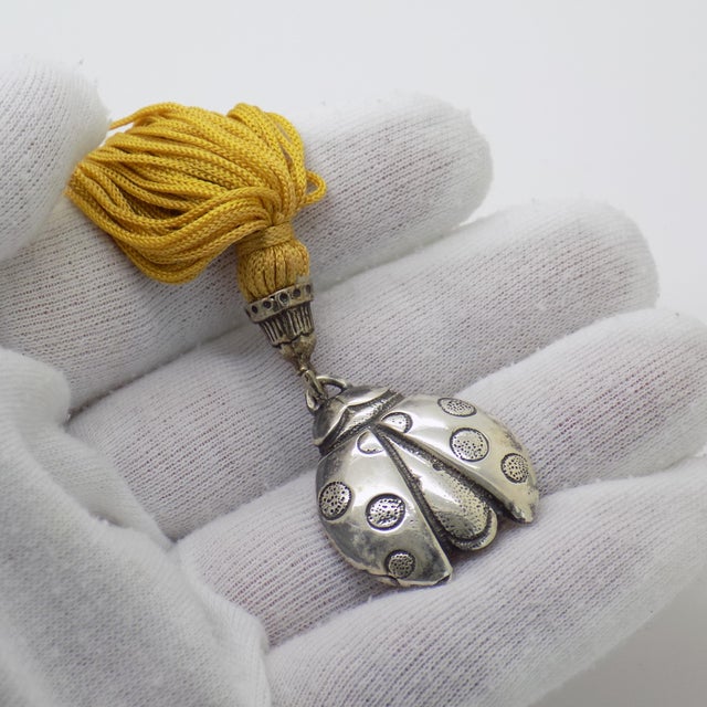 A lovely vintage pendant depicting a ladybug, handmade in Sterling Silver (925/000) in Arezzo between the 1980s and 1990s,...