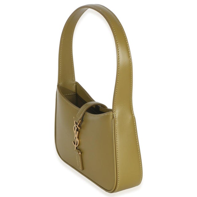Item #: 153811 Interior Material: Suede Size: MIni Features Interior: One card slot Dimensions: 7.25 x 4.5 x 1.5 in...