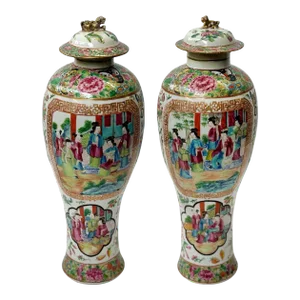 Chinese Pair of Early 19th Century Famille Rose Canton Lidded Vases