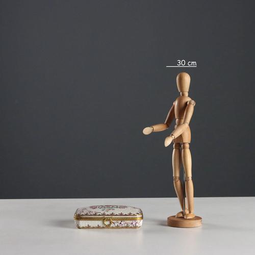 Porcelain box with a gilt bronze clasp, featuring a chinoiserie decoration and polychrome flowers, also present inside. At...