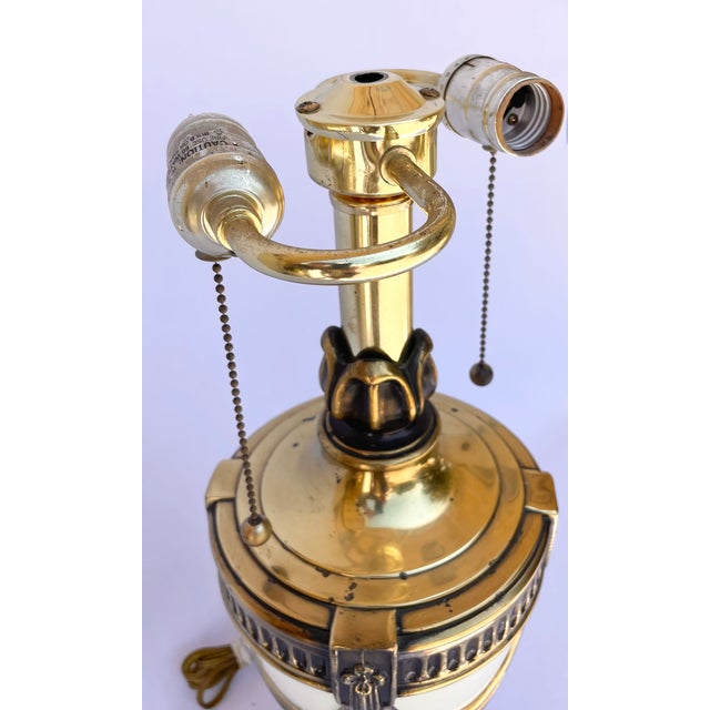Vintage Hollywood Regency, Empire, Neoclassical Cream Enamel & Brass Urn Table Lamp For Sale - Image 4 of 10