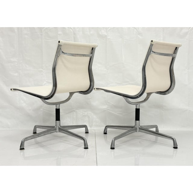 Pair Eames Aluminum Group Swivel Chairs for Herman Miller, Vitra Italy For Sale In Los Angeles - Image 6 of 18
