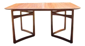 John Stuart Inc Dining Table with Two Leafs