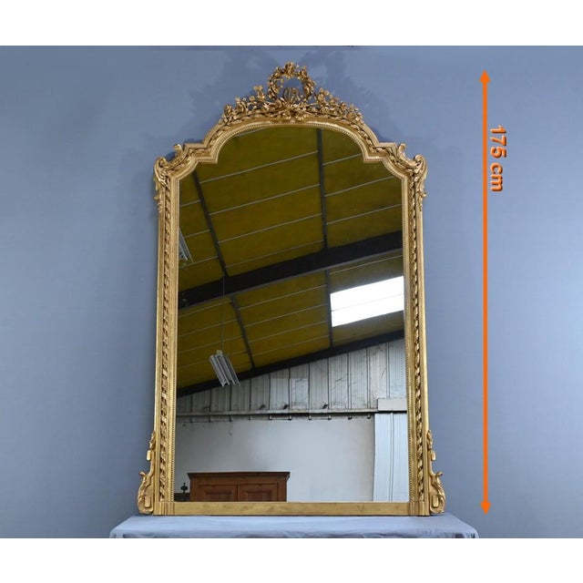 This important piece of gilded wood evokes the elegance and richness of the Louis XVI style, revisited in the mid-19th...