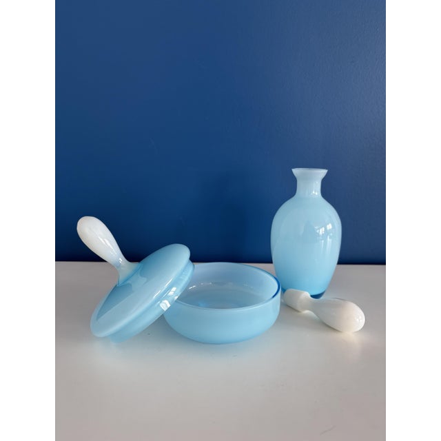 Enhance your bathroom or dressing table with this old set in blue opaline. Composed of a delicate bottle with stopper and...