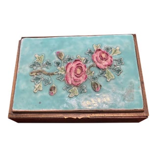 Chinoiserie Famille Rose Porcelain Box For Sale