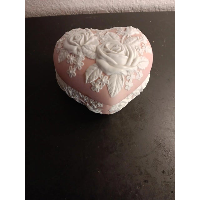 1980s San Francisco Music Comp Ornate Pink Jasperware Heart Trinket Box For Sale - Image 4 of 7