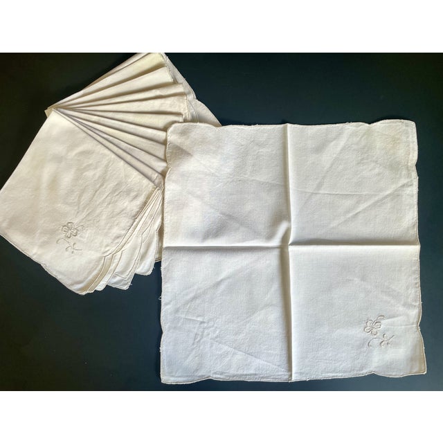 1940s Vintage Embroidered Linen Tablecloth Set With 12 Napkins – Floral Beige For Sale - Image 5 of 9