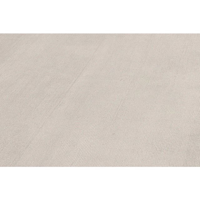 2010s Rug & Kilim’s Plain Modern Rug in Solid Silver and Off-White Tone-on-Tone - 11x15 For Sale In New York - Image 6 of 7