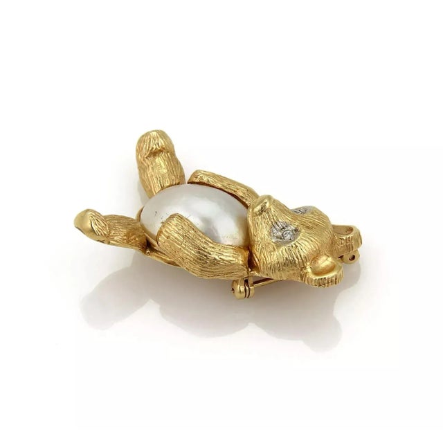 Material: 14k yellow gold Measurement: 1.40" tall x 0.96" wide x 0.44mm high Diamond: 2 points Pearl: 0.59" long x 0.46"...
