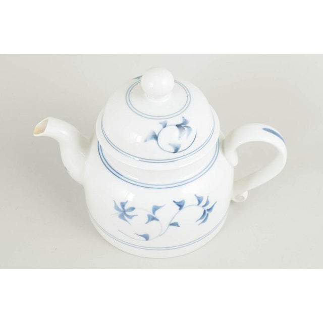 Royal Copenhagen Noblesse teapot, 1980s. Elegant porcelain teapot decorated with the characteristic Noblesse pattern in...