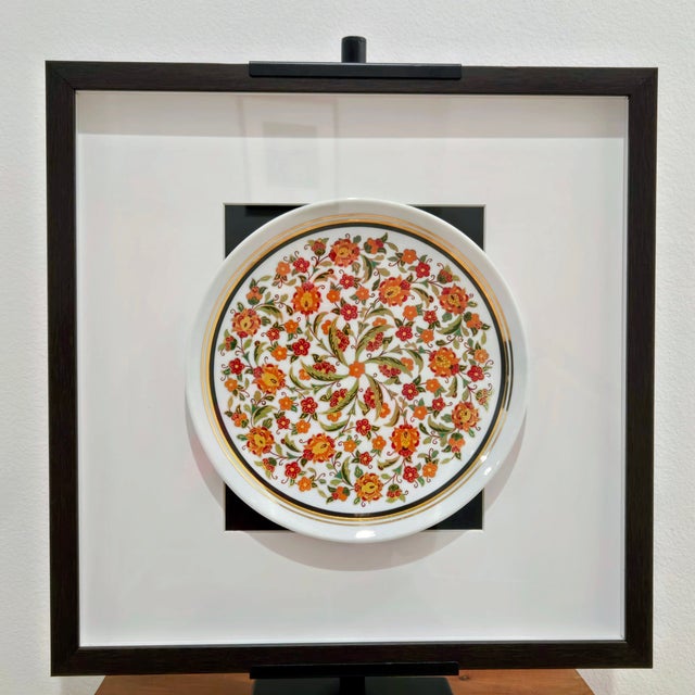 Elegant handmade Turkish porcelain plate by Yıldız Porselen, this piece was produced for the TBMM Milli Saraylar (National...