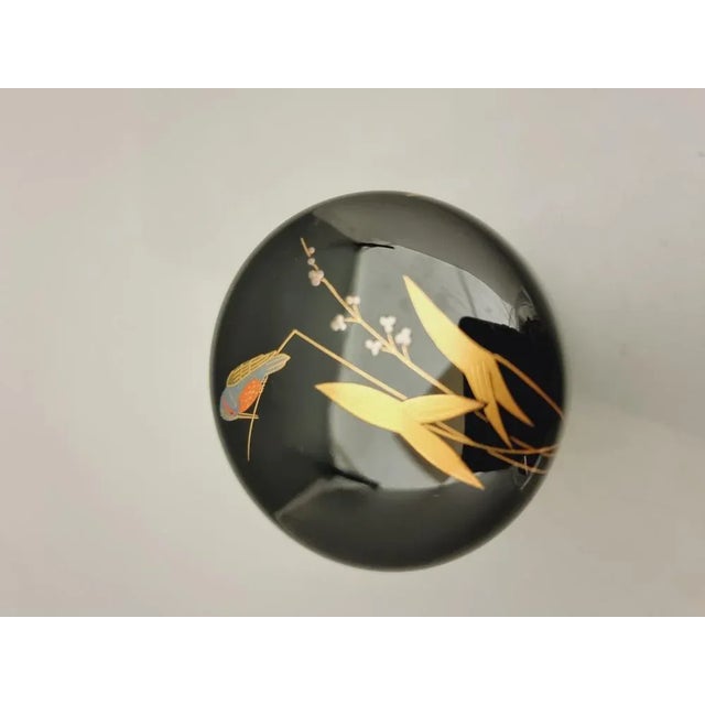 Vintage Japanese Netsuke Matcha Maker with Maki-E Lacquer with Gold Water Lilies and Multicoloured Kingfisher on Shiny Black Background, 1970s For Sale - Image 4 of 7