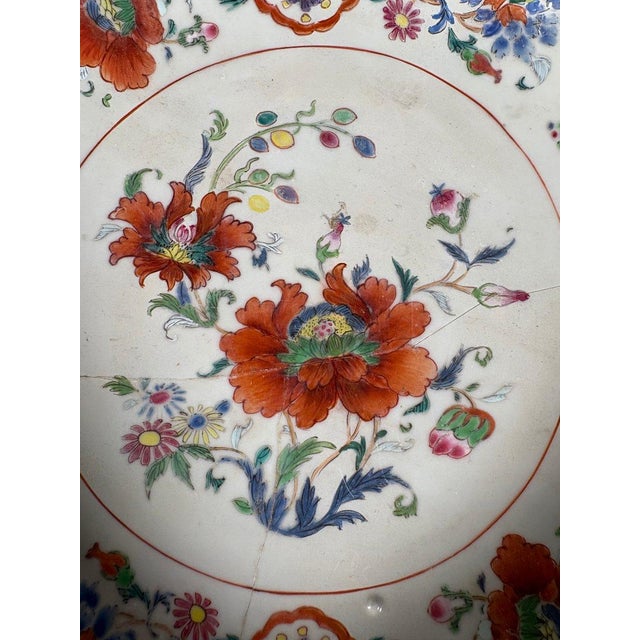 Porcelain plate with "Pompadour" decoration, Qianlong period (1711-1799). White porcelain decorated in polychrome famille...