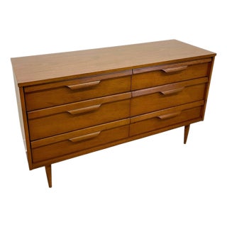 Vintage Mid Century Modern 6-Drawer Dresser by Bassett Furniture, Tapered Legs, Dovetail Construction For Sale