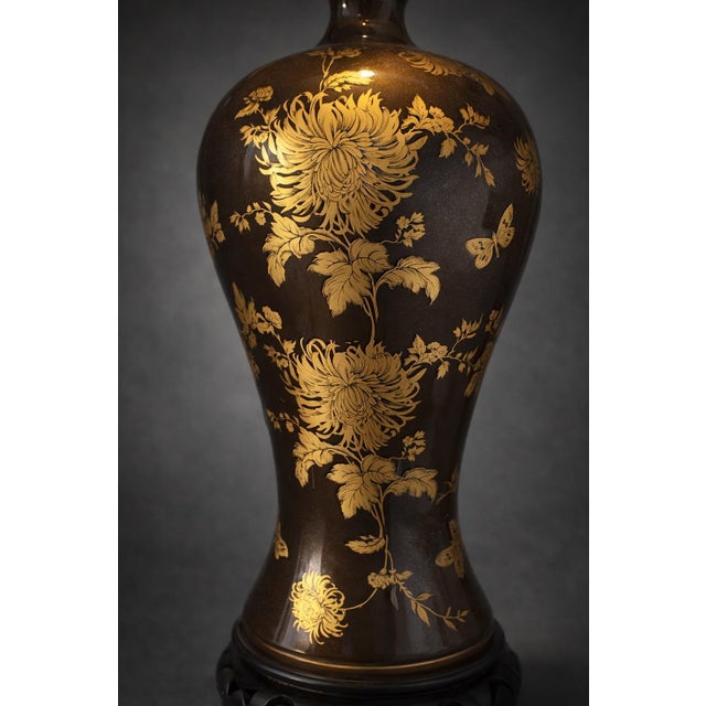 Mid 20th Century Vintage Hollywood Regency Brown Lacquer Glass Table Lamp With Gold Floral Chinoiserie Motif and Linen Drum Shade – David W. Estate For Sale - Image 5 of 8