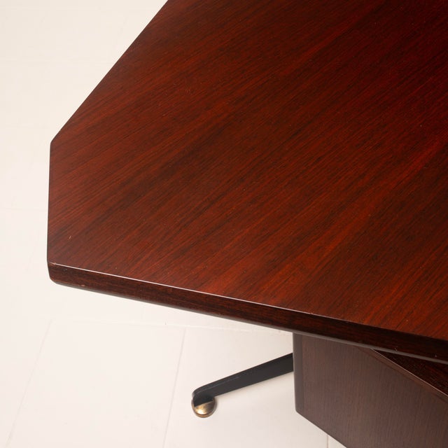Mid-Century Modern First Edition T96 Rosewood Boomerang Desk by Osvaldo Borsani for Tecno, 1950 For Sale - Image 3 of 18