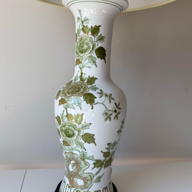 1960s Green and White Chinoiserie Porcelain Table Lamp For Sale In Charleston - Image 6 of 10