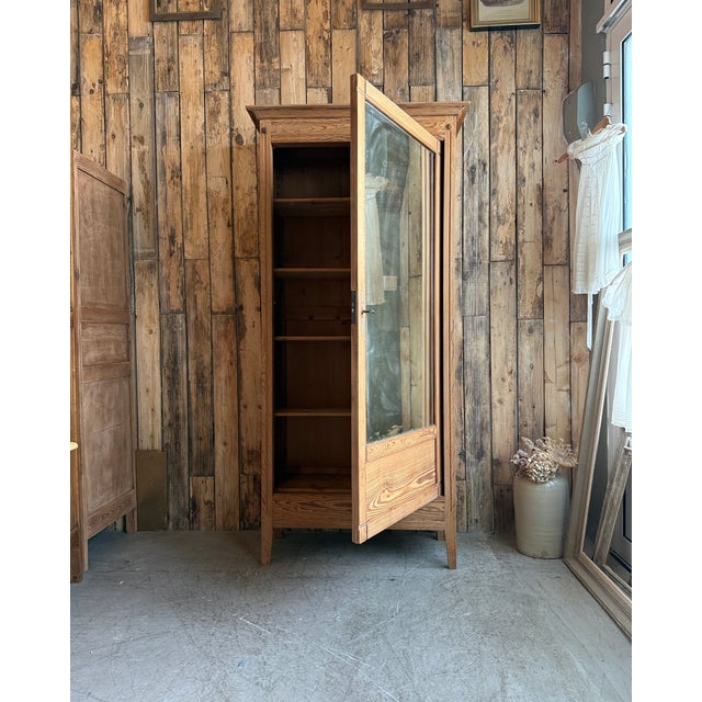This elegant antique wardrobe from the early 20th century captivates with its simple lines and the superb grain of its...