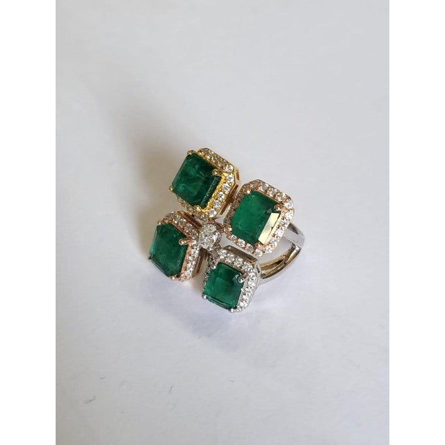 Set in 18k Gold, 6.70 Carats, Natural Zambian Emerald & Diamonds Cluster Ring, Size 6 For Sale - Image 11 of 11