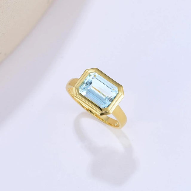 Metal Kai Bella East-West Emerald-Cut Aquamarine Ring in 14k Solid Gold Ring, size 10 For Sale - Image 7 of 7