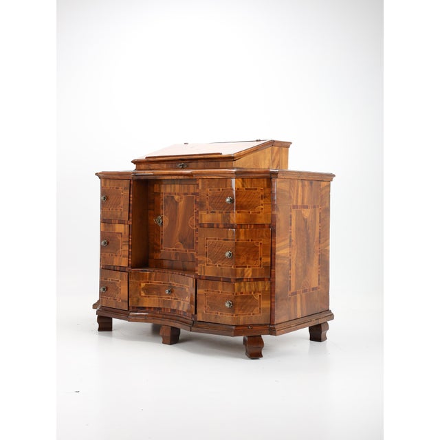 Baroque Chest of Drawers in Walnut, 1760 For Sale - Image 11 of 15