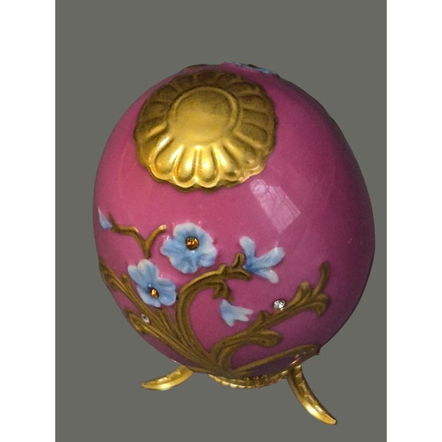 Late 20th Century Late 20th Century Franklin Mint House of Faberge Imperial Porcelain Floral Pink Gilded Jeweled Egg For Sale - Image 5 of 7