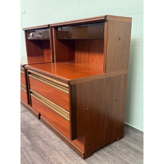 Mid-Century Modern Vintage Italian Nightstands with Integrated Lamps, 1970s, Set of 2 For Sale - Image 3 of 18