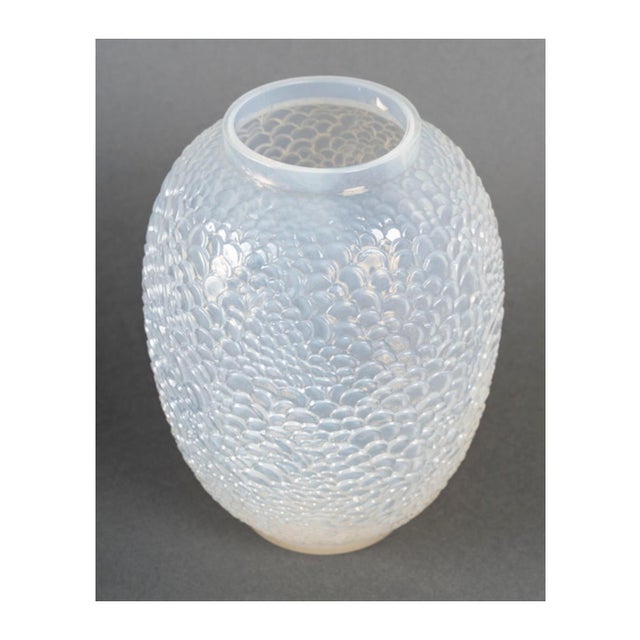 1930s Ecailles Vase in Opalescent Glass by René Lalique, 1932 For Sale - Image 5 of 7