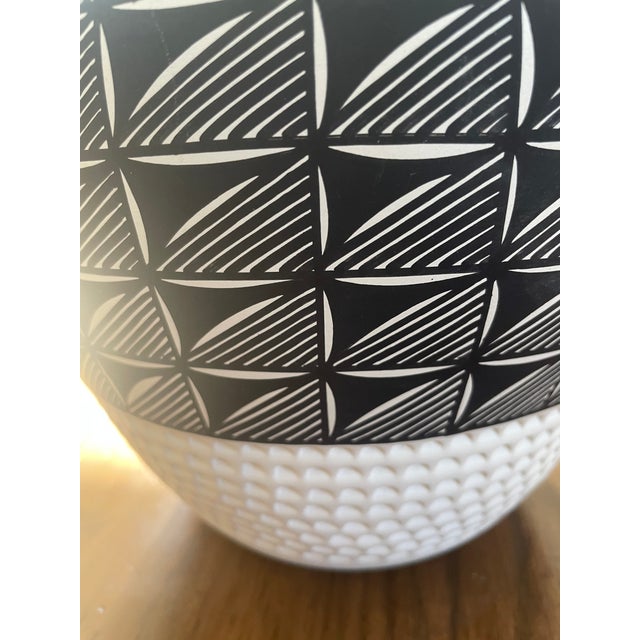 Early Vintage Katherine Victorino Acoma Pueblo Fine Line Pottery Vase – Signed K. V. For Sale - Image 11 of 12