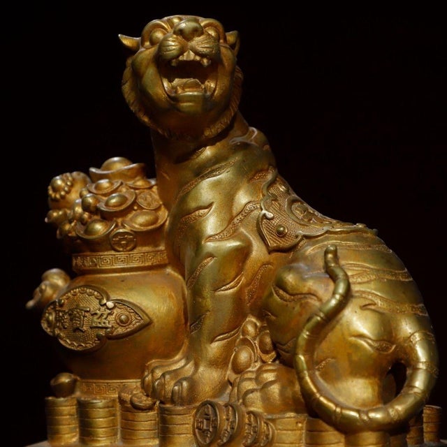 Late 19th Century Gilt Bronze Tiger With Treasure Vase, 2.9kg For Sale - Image 9 of 9