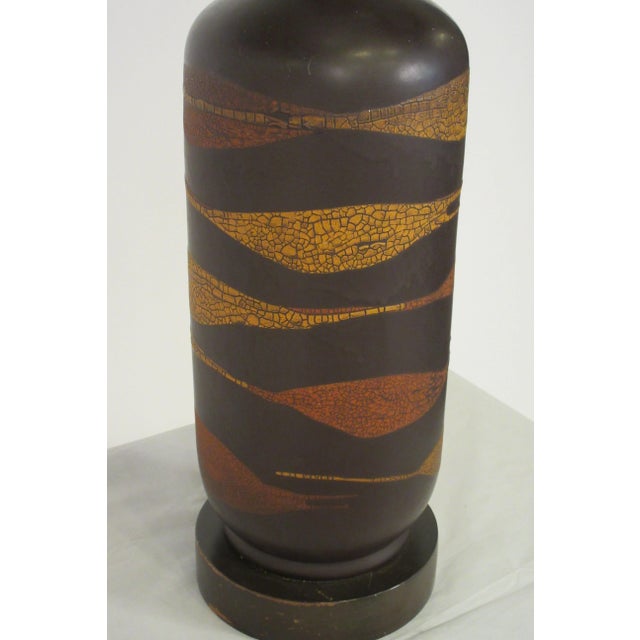 1960s Midcentury Ceramic Snakeskin Pattern Brown Lamp on Wood Base For Sale - Image 5 of 7
