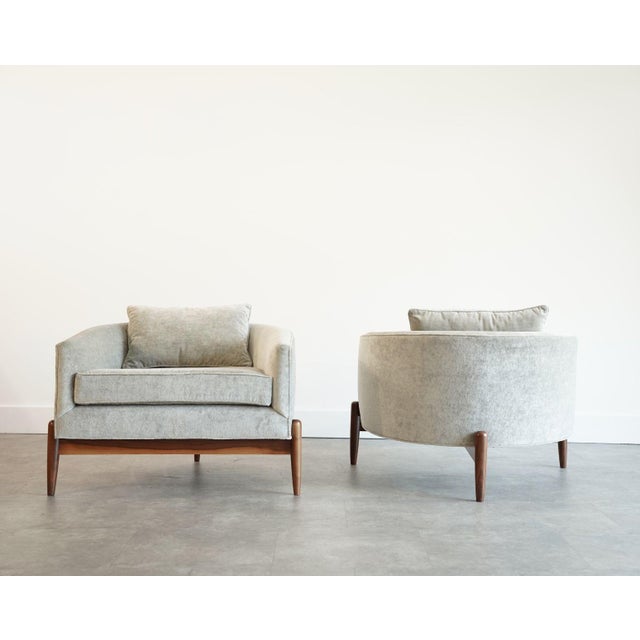 Tripod Barrelback Lounge Chairs in Greige Linen, C. 1950s For Sale - Image 4 of 8
