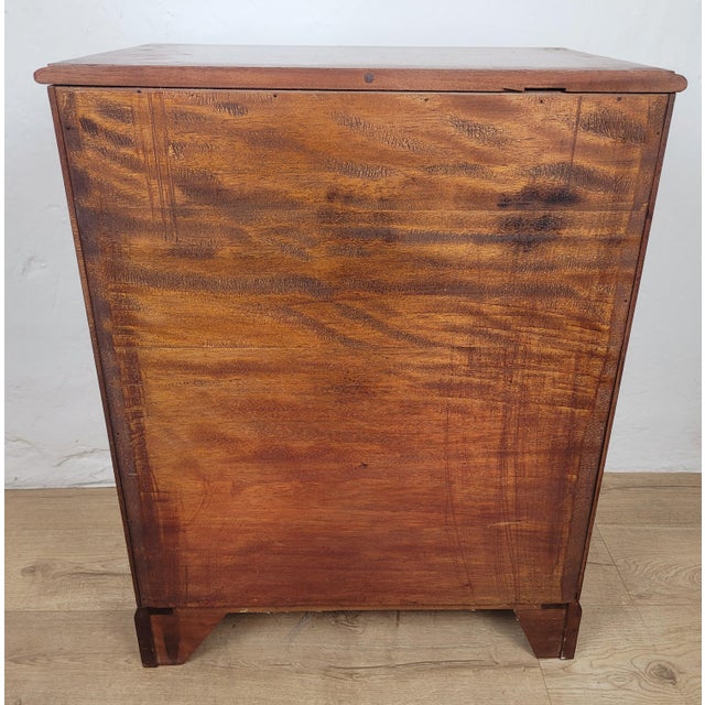 Vintage English Chest of Drawers in Mahogany, 1960 For Sale - Image 12 of 17