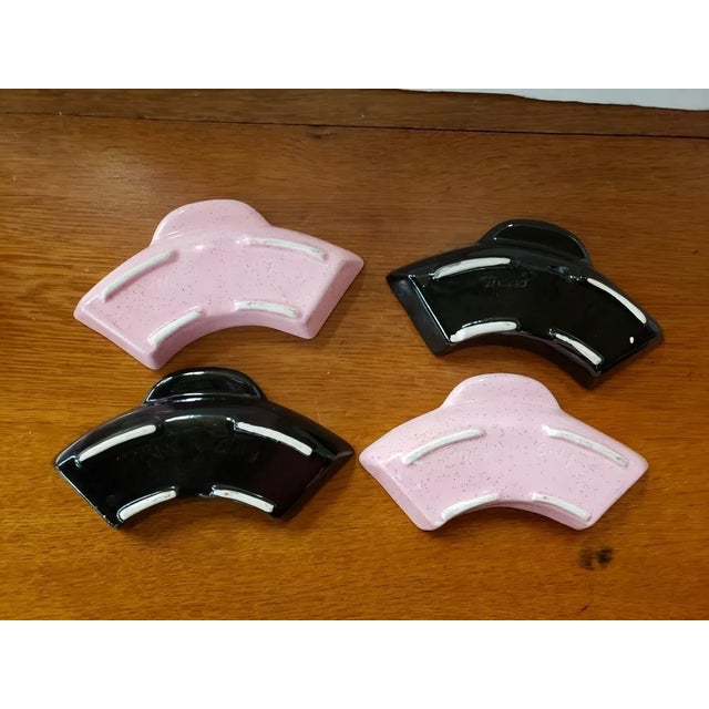 1970s Set of 4 Vintage Black & Pink Ceramic Speckled Lazy Susan Trays, California For Sale - Image 5 of 5