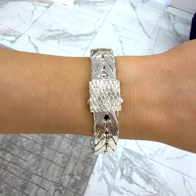 Silver Men’s John Hardy 925 Sterling Silver Wide Modern Link Bracelet For Sale - Image 8 of 8