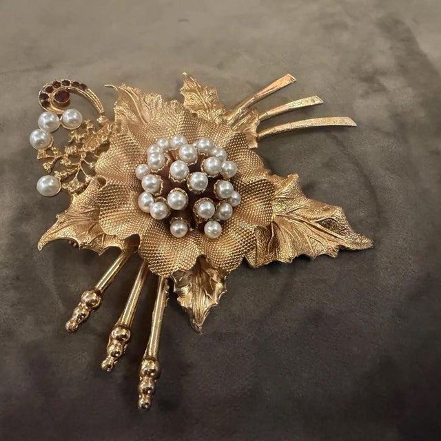 2000s Vintage Luxury Costume Jewelry Gilted Metal Italian Brooch For Sale - Image 6 of 10