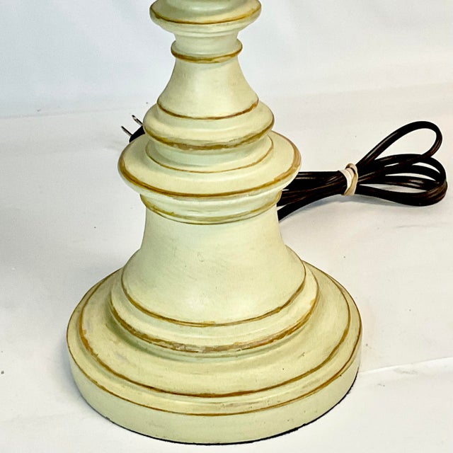 French 1970s Vintage French Empire Neoclassical Urn Style Tole Table Lamp. For Sale - Image 3 of 14