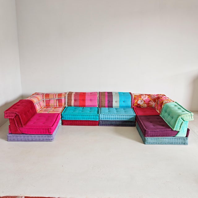 - Large blue ribbed cushion (base): discoloration in some areas of the edges - Floral velvet cushion (base): very slight...